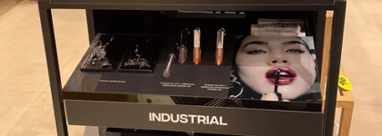 Много хайпа: Isamaya Liplacq Maximizing Lip Serum в оттенке Black Veil