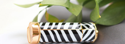 Красная помада года: Carolina Herrera Matte Lipstick в оттенке 410 Red Alegria