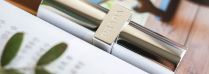 Лучшая помада на осень: Prada Beauty Monochrome Soft Matte Lipstick в оттенке B105 Tonka