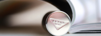 Лучшая помада на осень: Prada Beauty Monochrome Soft Matte Lipstick в оттенке B105 Tonka