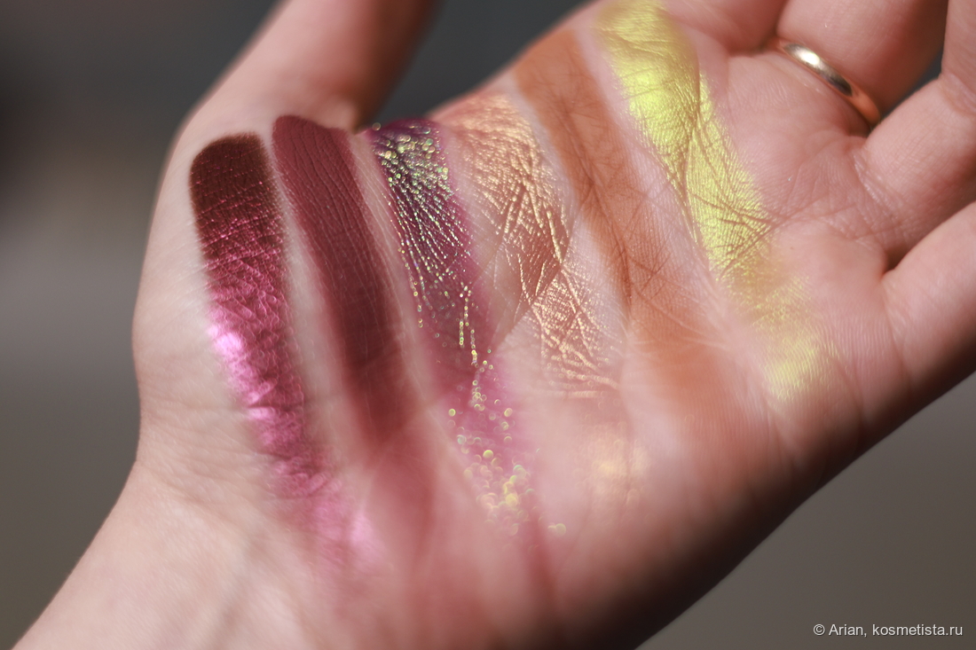 Свотчи под электрическим светом