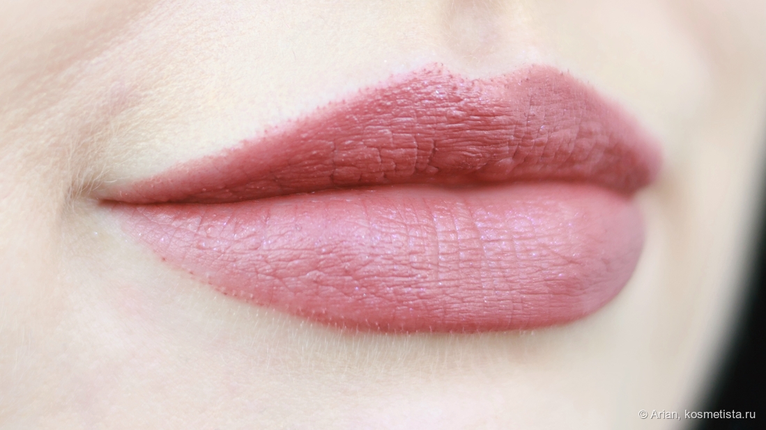 Помада тонким слоем, нанесённая после бальзама с блёстками (которые просто так не сотрёшь)