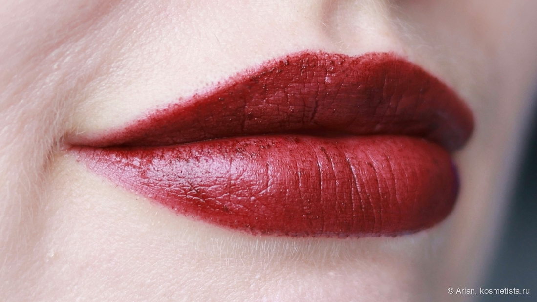 Помада на губах тонким слоем, нанесение кистью. Вживую выглядит темнее.