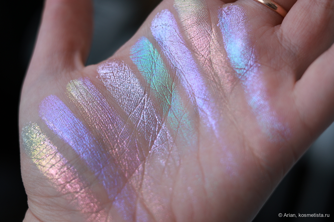 Свотчи оттенков палетки (слева направо): She's Magic (первые три свотча) - Attract - Manifest (последние четыре свотча)