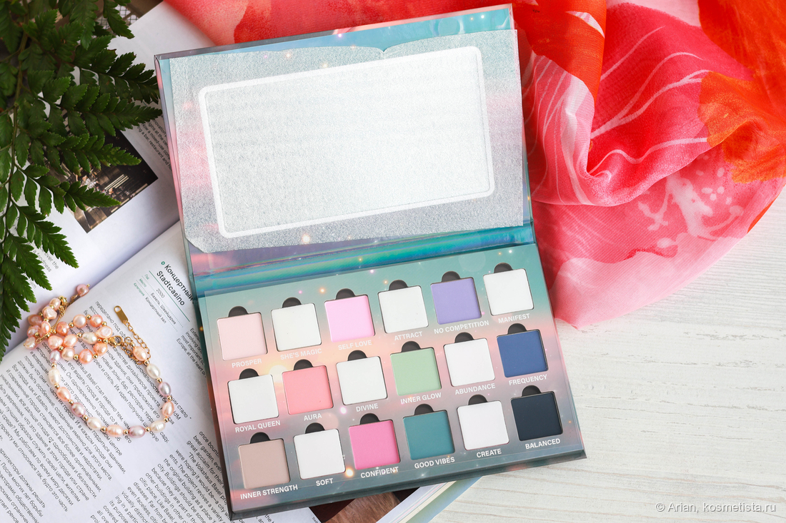 Открытая палетка с защитными накладками на сияющих цветах