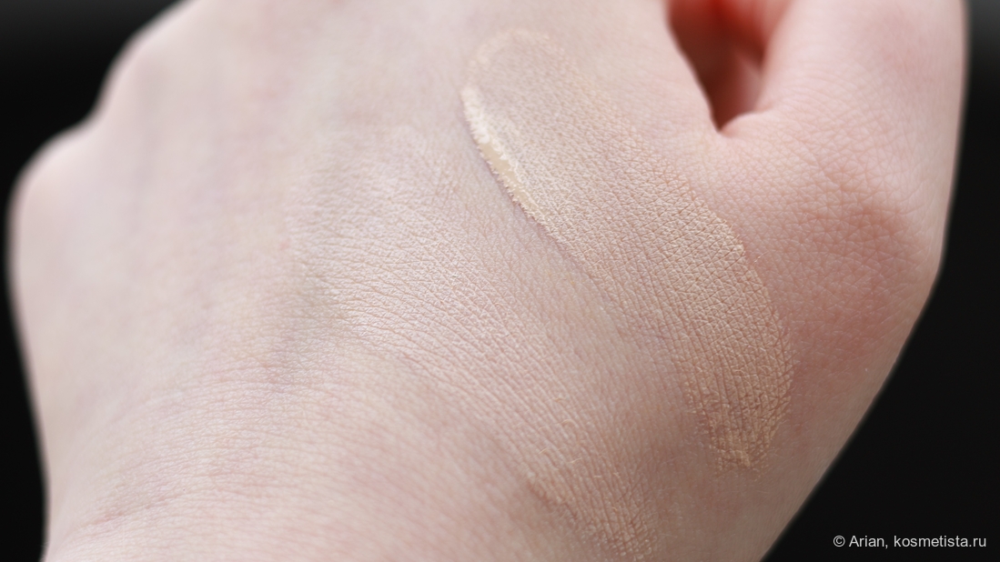 Свотчи Armani Prima Glow 1 (слева) и My Armani to Go 2 на свету