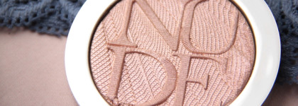 Завораживающий хайлайтер Diorskin Nude Air Luminizer 002 Holo Gold