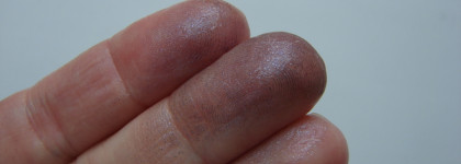 Essence Melted Chrome eyeshadow в оттенке 03 Platinum Nights - сказочные тени, к которым нужен особый подход