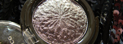 Essence Melted Chrome eyeshadow в оттенке 03 Platinum Nights - сказочные тени, к которым нужен особый подход