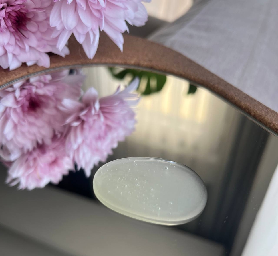 Консистенция гелевая, мутная,  чуть гуще чем предыдущий шампунь