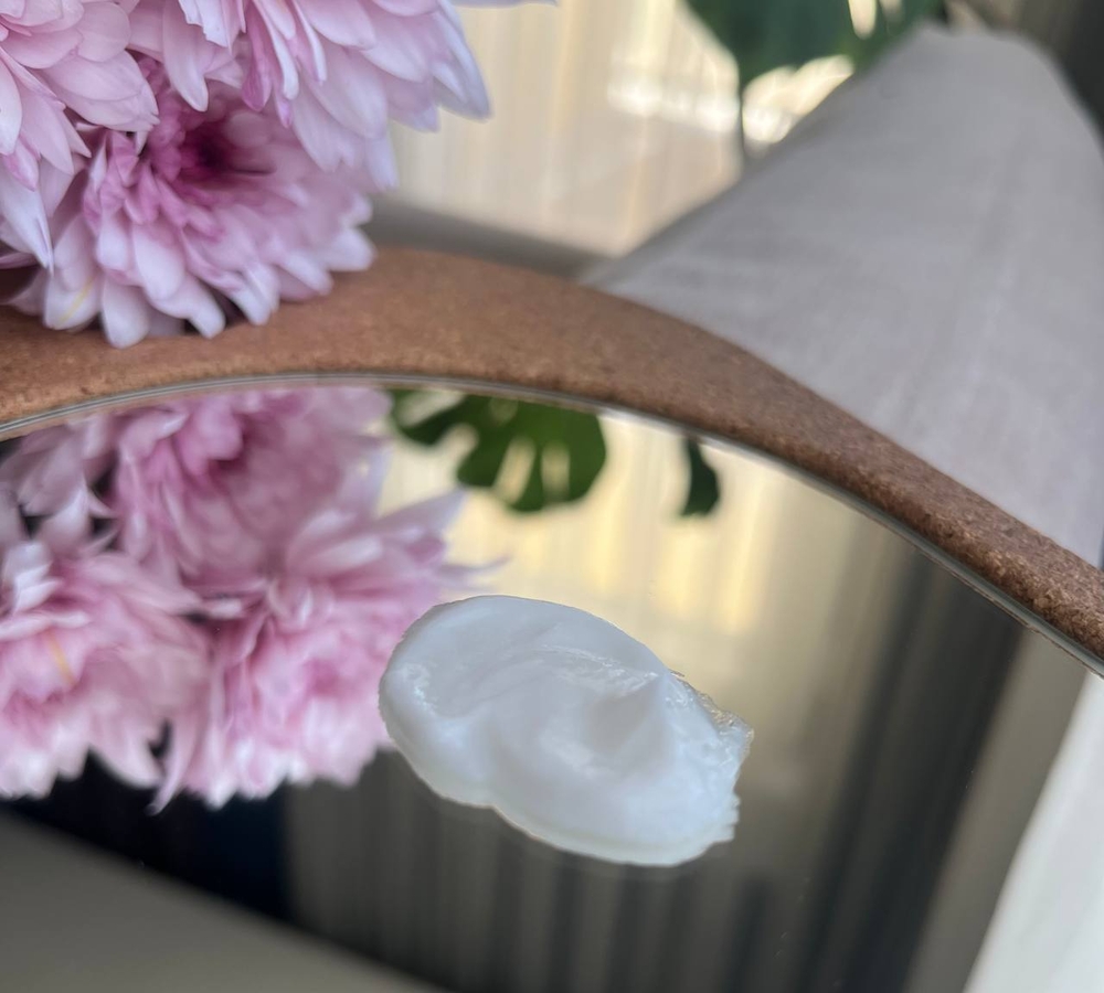 Плотная кремовая консистенция, легко распределяется по волосам, быстро эмульгирует