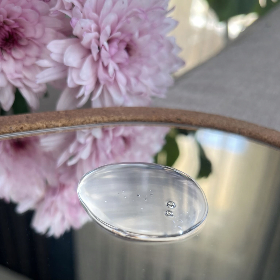 Распыление очень мелклдисперсное, как облачко. Консистенция прозрачной воды