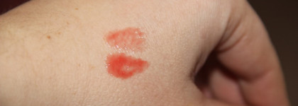 Красносмородиновое желе Clarins Eclat minute Huile Instant Lip Comfort Oil