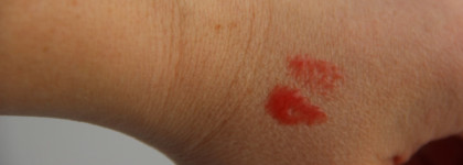 Красносмородиновое желе Clarins Eclat minute Huile Instant Lip Comfort Oil