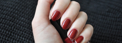 Благородный темно-красный Catrice Ultimate Nail Lacquer 17 Caught On The Red Carpet