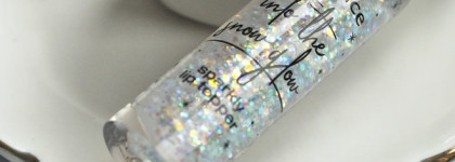 Блеск для губ Essence Into The Snow Glow Sparkly Lip Topper и Гель для бровей и ресниц Essence Lash&Brow