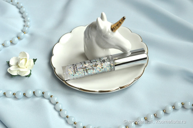 Блеск для губ Essence Into The Snow Glow Sparkly Lip Topper и Гель для бровей и ресниц Essence Lash&Brow
