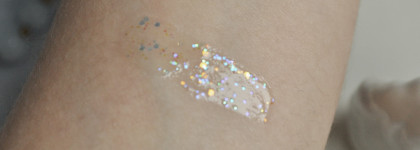 Блеск для губ Essence Into The Snow Glow Sparkly Lip Topper и Гель для бровей и ресниц Essence Lash&Brow
