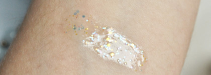 Блеск для губ Essence Into The Snow Glow Sparkly Lip Topper и Гель для бровей и ресниц Essence Lash&Brow