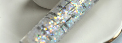 Блеск для губ Essence Into The Snow Glow Sparkly Lip Topper и Гель для бровей и ресниц Essence Lash&Brow