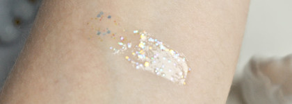 Блеск для губ Essence Into The Snow Glow Sparkly Lip Topper и Гель для бровей и ресниц Essence Lash&Brow