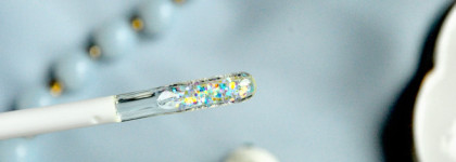 Блеск для губ Essence Into The Snow Glow Sparkly Lip Topper и Гель для бровей и ресниц Essence Lash&Brow