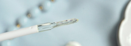 Блеск для губ Essence Into The Snow Glow Sparkly Lip Topper и Гель для бровей и ресниц Essence Lash&Brow