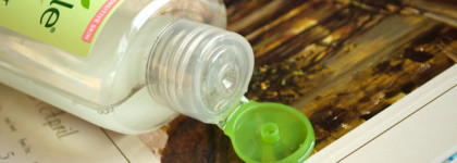 Тоники для лица Simple Soothing Facial Toner и Revox Cherry Blossom Rice Milk