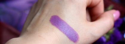 Фиолетовая цветотерапия с губной помадой Vice от Urban Decay в оттенке Twitch
