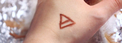 Встречаю осень вместе с карандашом для губ 24/7 Glide-On Lip Pencil в оттенке Conspiracy от Urban Decay