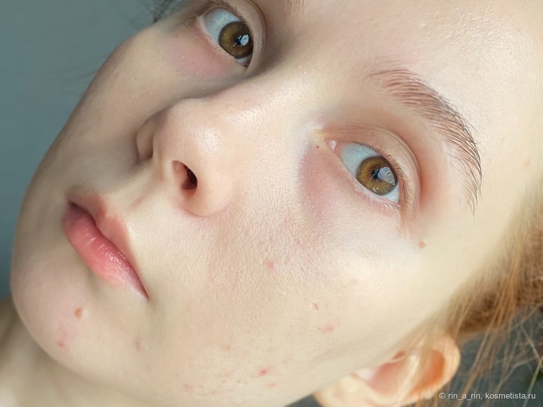 Нанесла на брови гель, на губы - гигиеническую помаду.