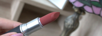Пудровая помада MAC Powder Kiss Lipstick в оттенке 930 Brickthrough