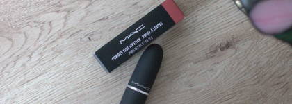 Пудровая помада MAC Powder Kiss Lipstick в оттенке 930 Brickthrough