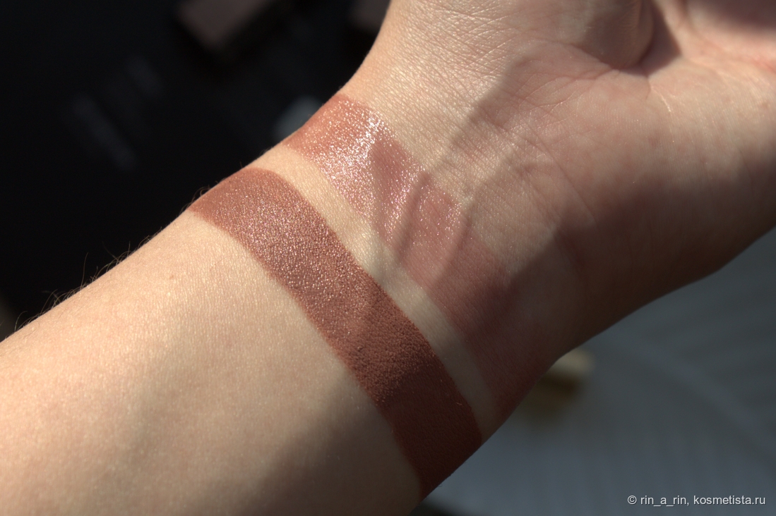 Сверху, ближе к кисти, бальзам для губ. Снизу - матовая помада.