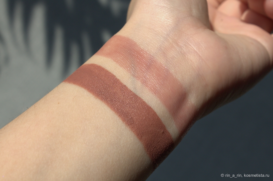 Сверху, ближе к кисти, бальзам для губ. Снизу - матовая помада.