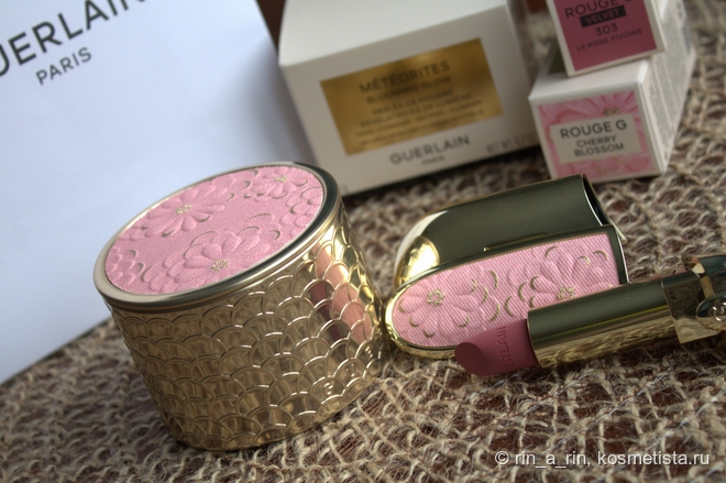 Весенняя коллекция Guerlain 2026: пудра для лица в шариках Meteorites Blooming Glow, помада Rouge G Lipstick в оттенке 303 Le Rose Pivoine и футляр Rouge G Case Cherry Blossom