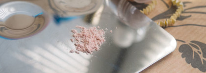 Декоративная косметика Artmakeup. Рассыпчатый пигмент "Розовый жемчуг" и гелевая подводка "Гипотенуза"