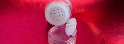 Декоративная косметика Artmakeup. Рассыпчатый пигмент "Розовый жемчуг" и гелевая подводка "Гипотенуза"