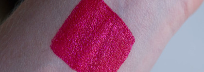 Яркие стрелки и губы с помадой Catrice Glitter Storm Liquid Glitter Lips, C02 roaring red