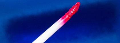 Яркие стрелки и губы с помадой Catrice Glitter Storm Liquid Glitter Lips, C02 roaring red