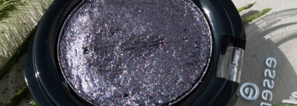 Essence Melted Chrome Eyeshadow 03 Platinum Nights для "выразительного" макияжа глаз