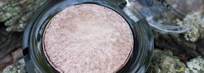 Три оттенка теней Essence Melted Chrome Eyeshadow с эффектом фольги