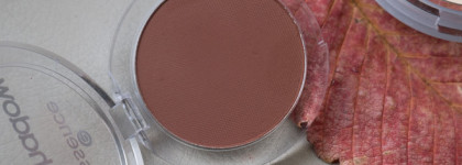 Тени Essence Eyeshadow с ароматом шоколада для легкого макияжа. Три оттенка для легкого освежающего мэйка