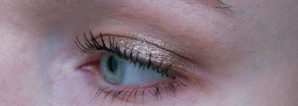 Три оттенка теней Essence Melted Chrome Eyeshadow с эффектом фольги