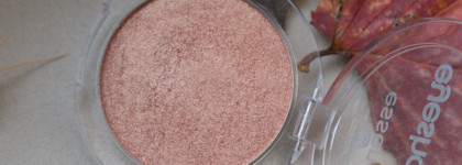 Тени Essence Eyeshadow с ароматом шоколада для легкого макияжа. Три оттенка для легкого освежающего мэйка