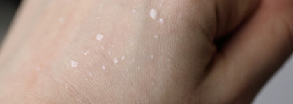 Убийца макияжа- фиксирующий спрей Essence Glow to go illuminating setting spray