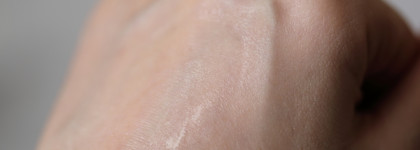 Убийца макияжа- фиксирующий спрей Essence Glow to go illuminating setting spray