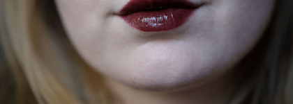 Насыщенный блеск для губ NYX Candy Slick glowy lip color в темном оттенке 08 cherry cola