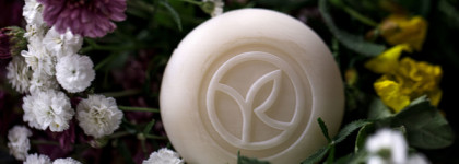 Твёрдый шампунь "Питание" с цветочными маслами БИО Le Shampooing Solide Nutrition Yves Rocher