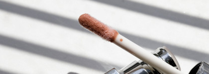 Ледяной поцелуй с ментоловыми блесками Catrice Volumizing Lip Booster. Оттенки 080 и 090